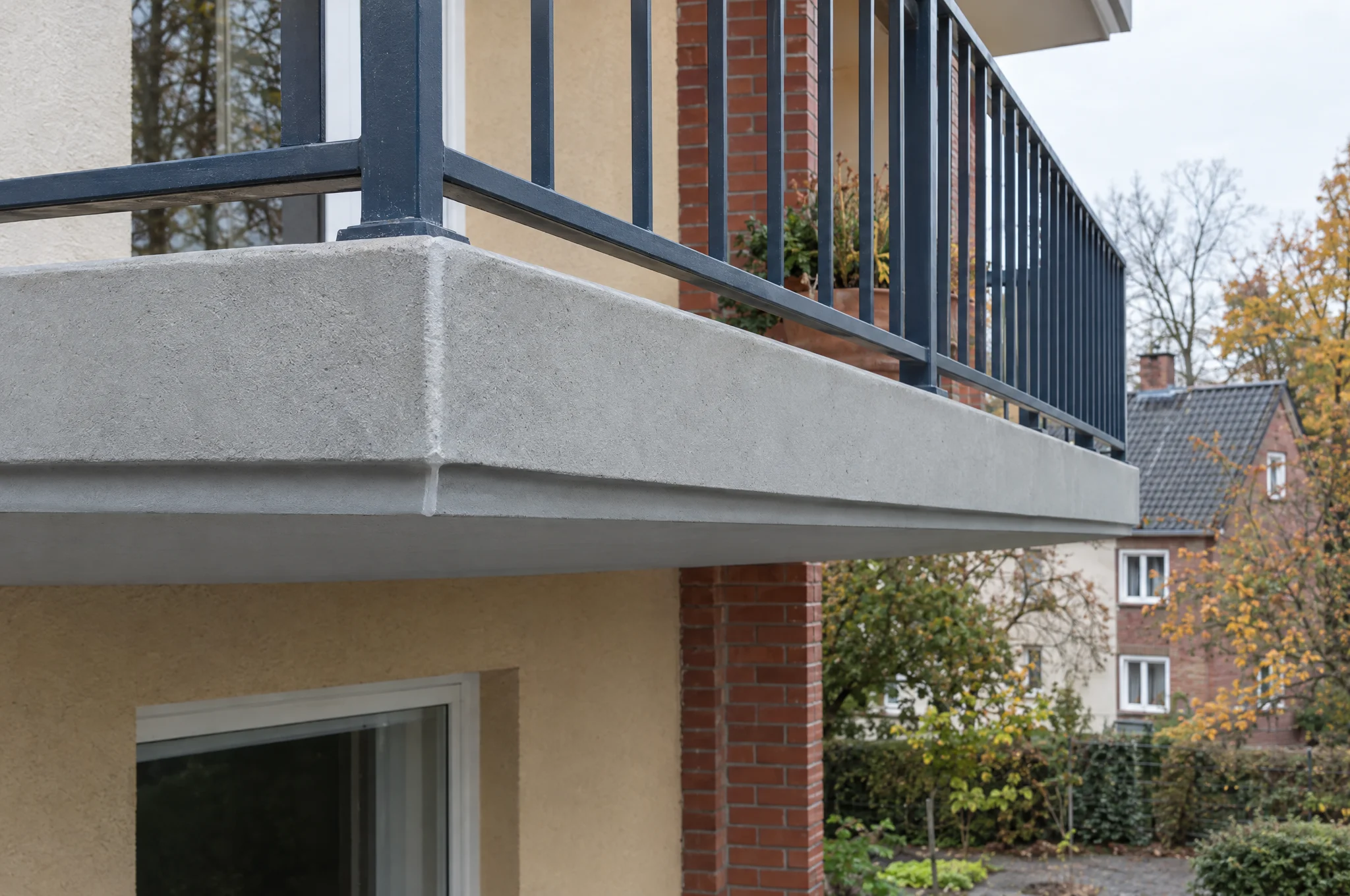 Balkon mit Geländer an einem Wohnhaus