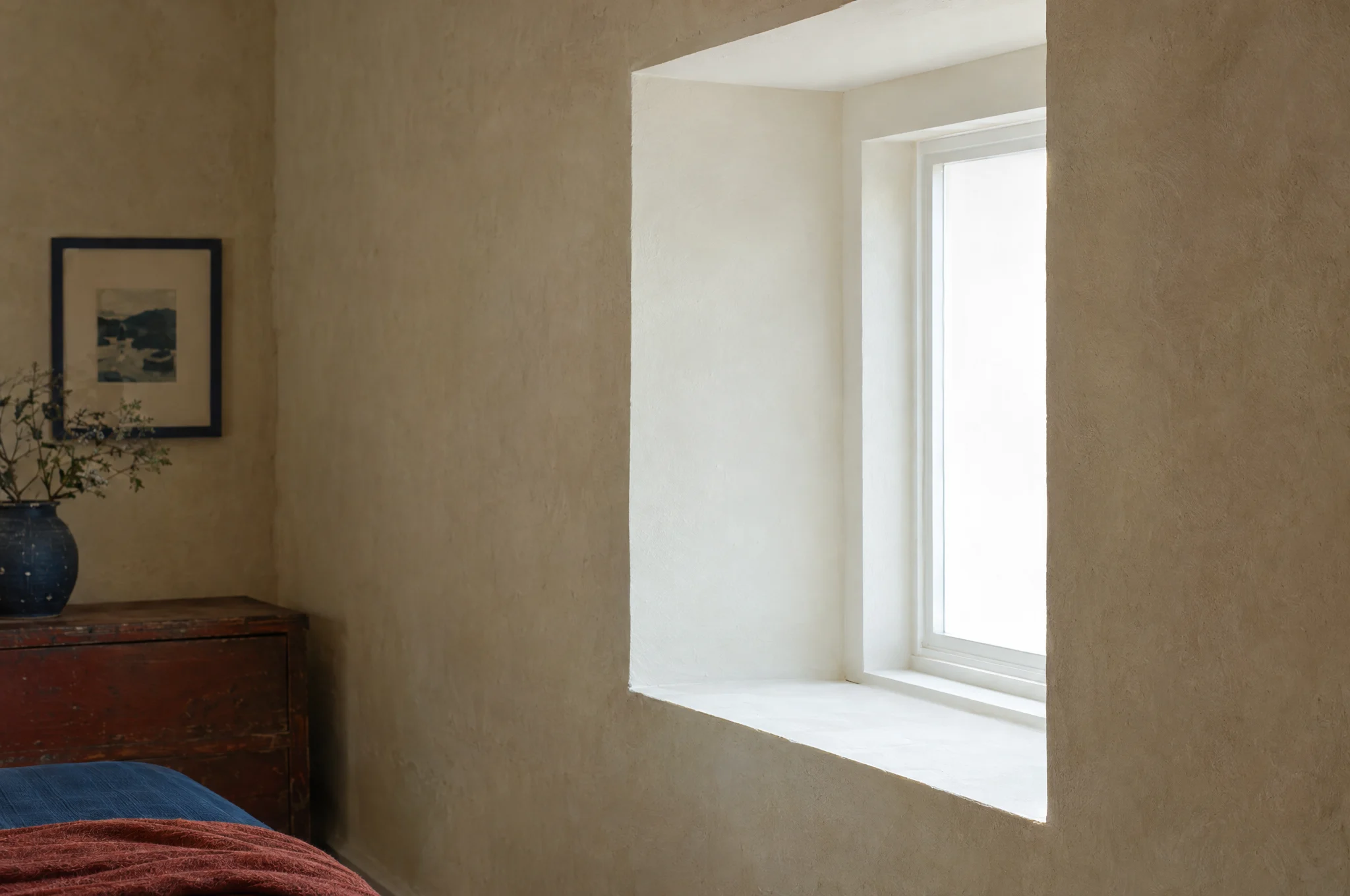 Neues Fenster in frisch verputzter Laibung
