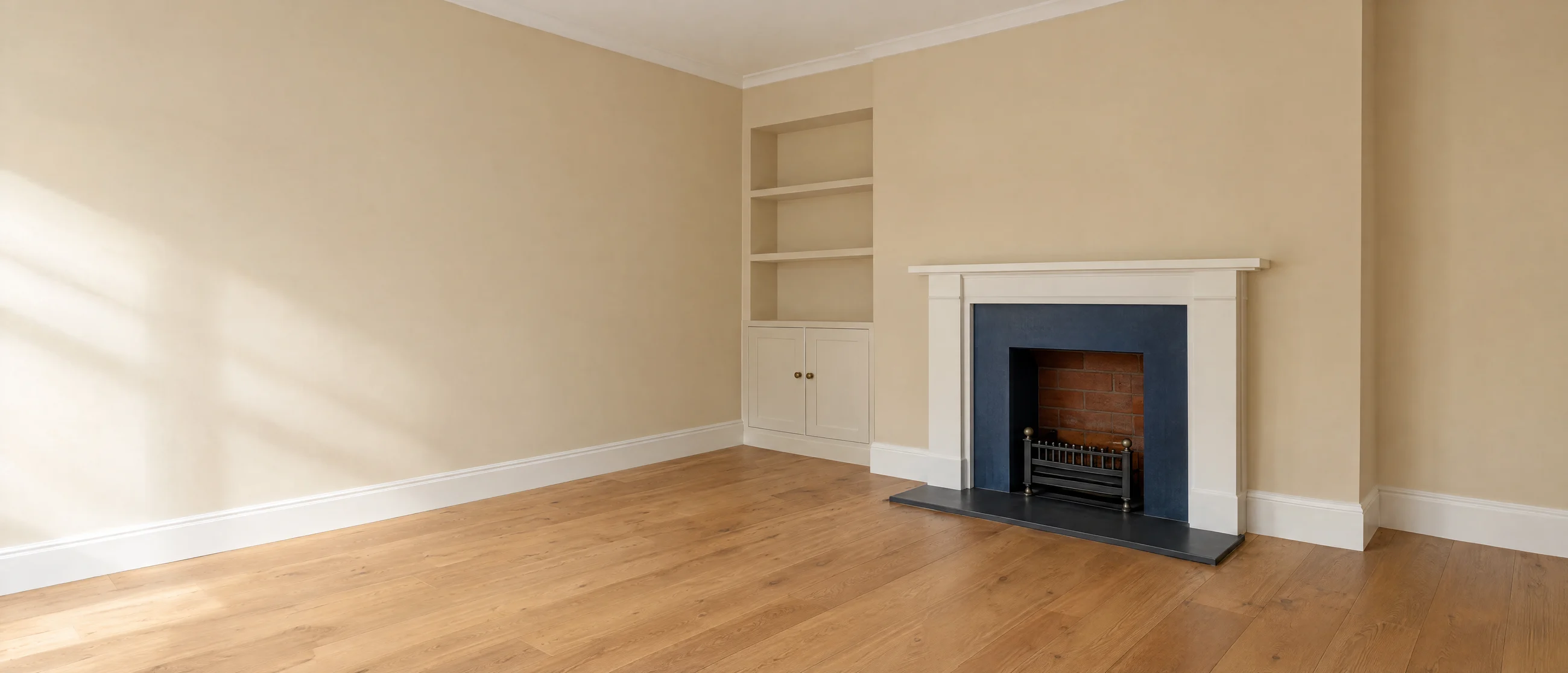 Frisch gestrichener Wohnraum mit Kamin und Holzboden