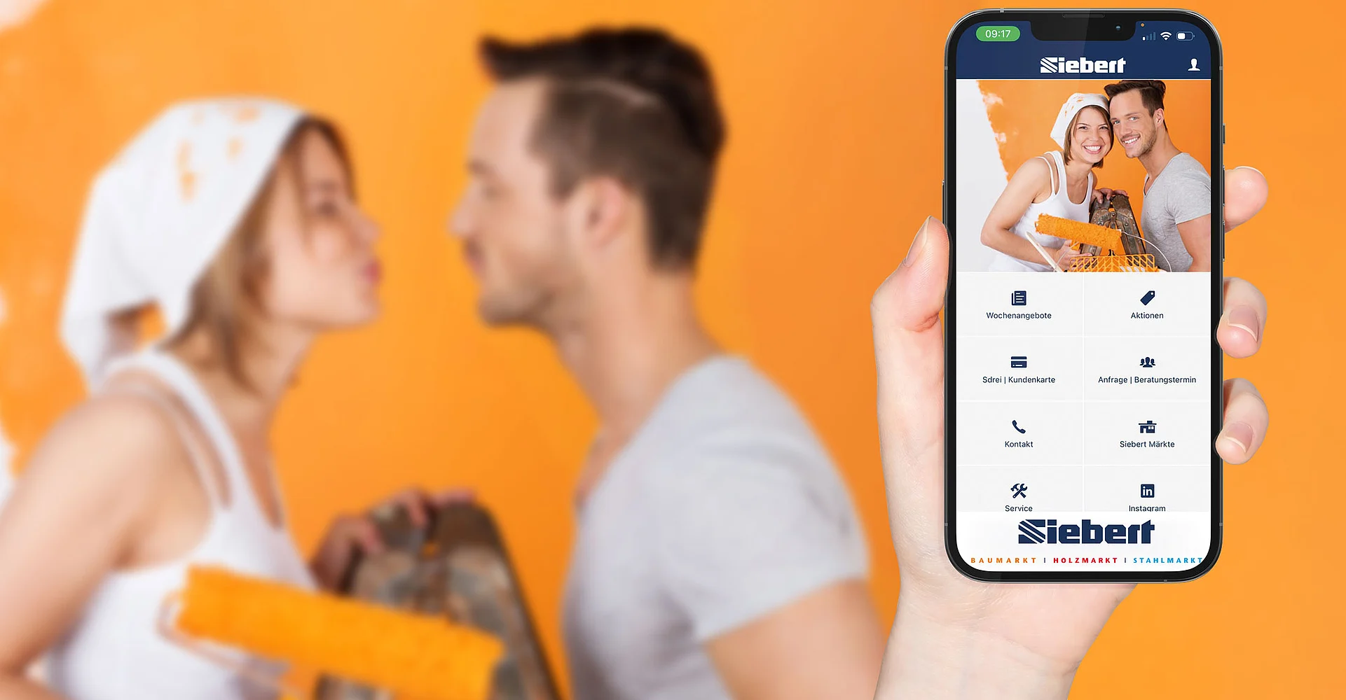 Paar beim Renovieren mit der Siebert-App auf dem Smartphone