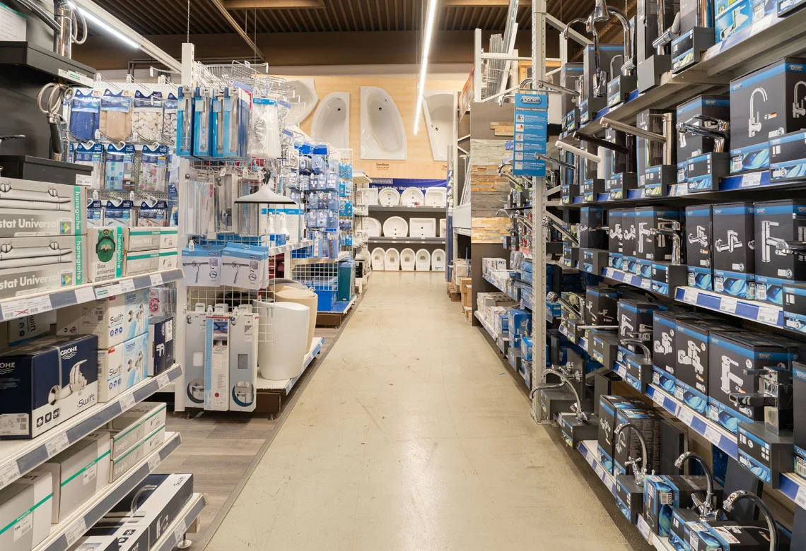 Regalgang mit Sanitärartikeln