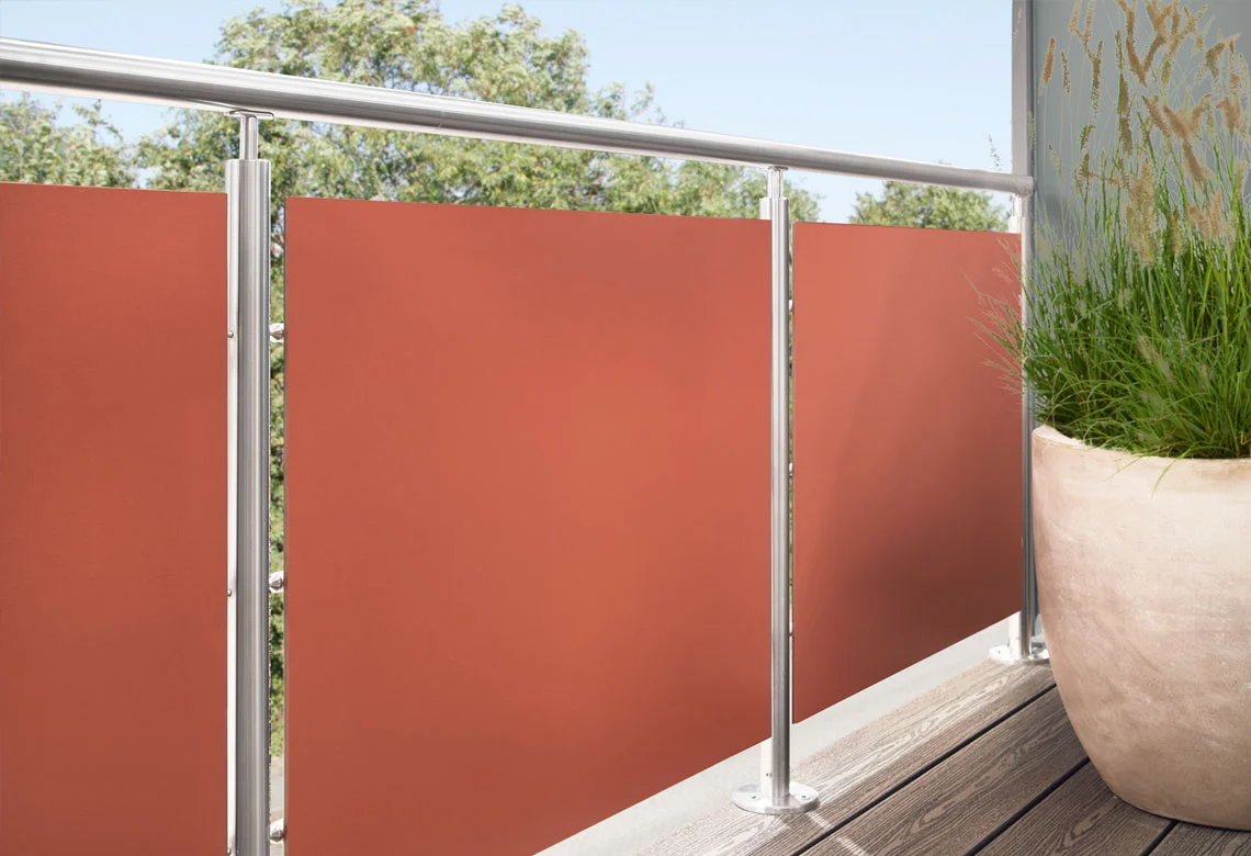 Balkon mit roter Verkleidung und Edelstahlgeländer