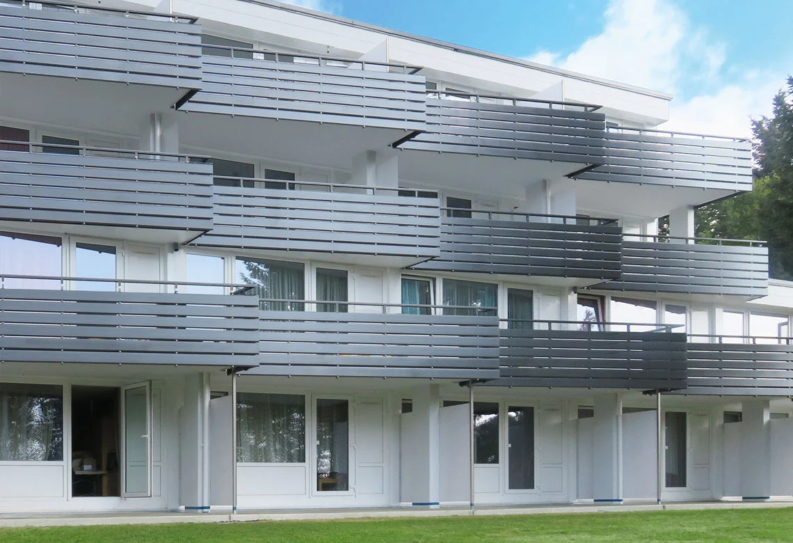 Wohnhaus mit Balkonverkleidung aus Aluprofilen