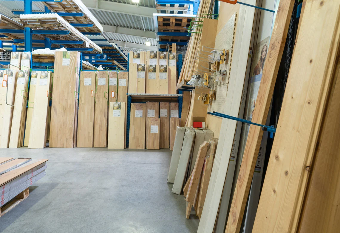 Plattenwerkstoffe im Lager des Holzmarkts