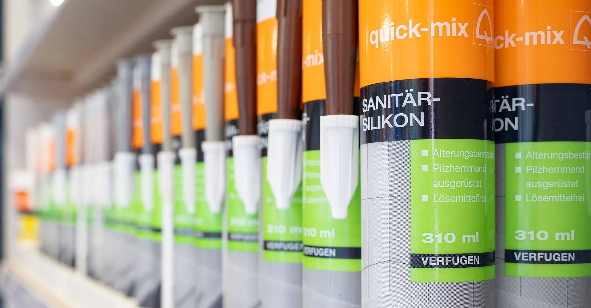 Kartuschen mit Sanitär-Silikon im Regal