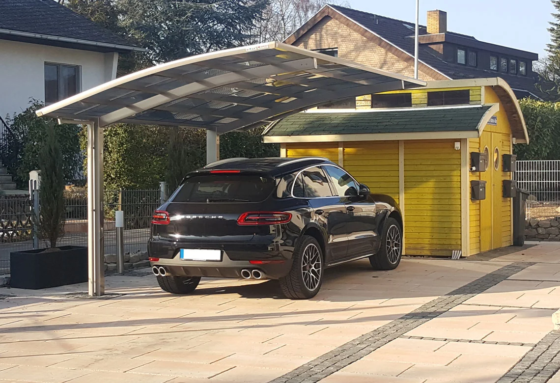Bogen-Carport aus Alu mit Auto