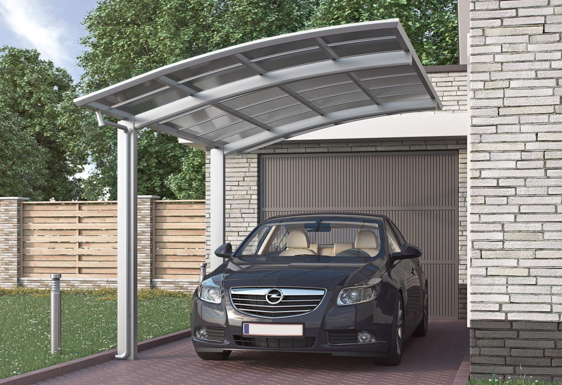 Alu-Carport mit Glasdach vor einer Garage