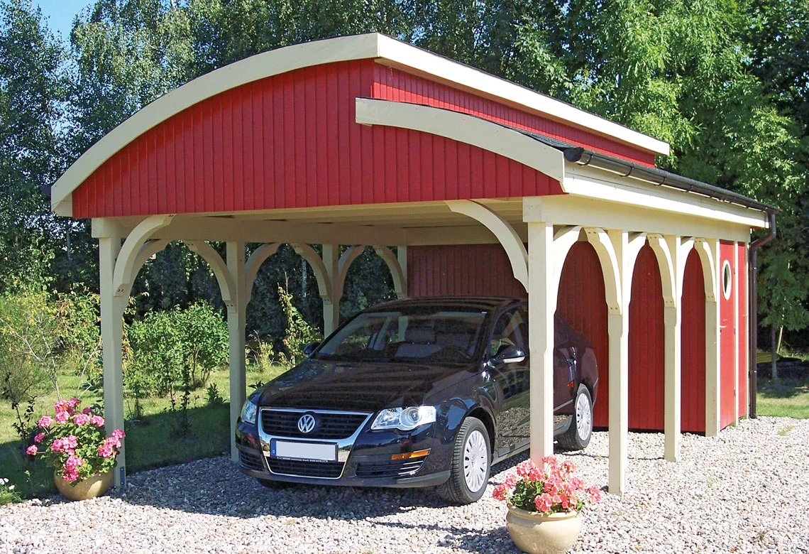 Roter Holz-Carport mit Rundbögen