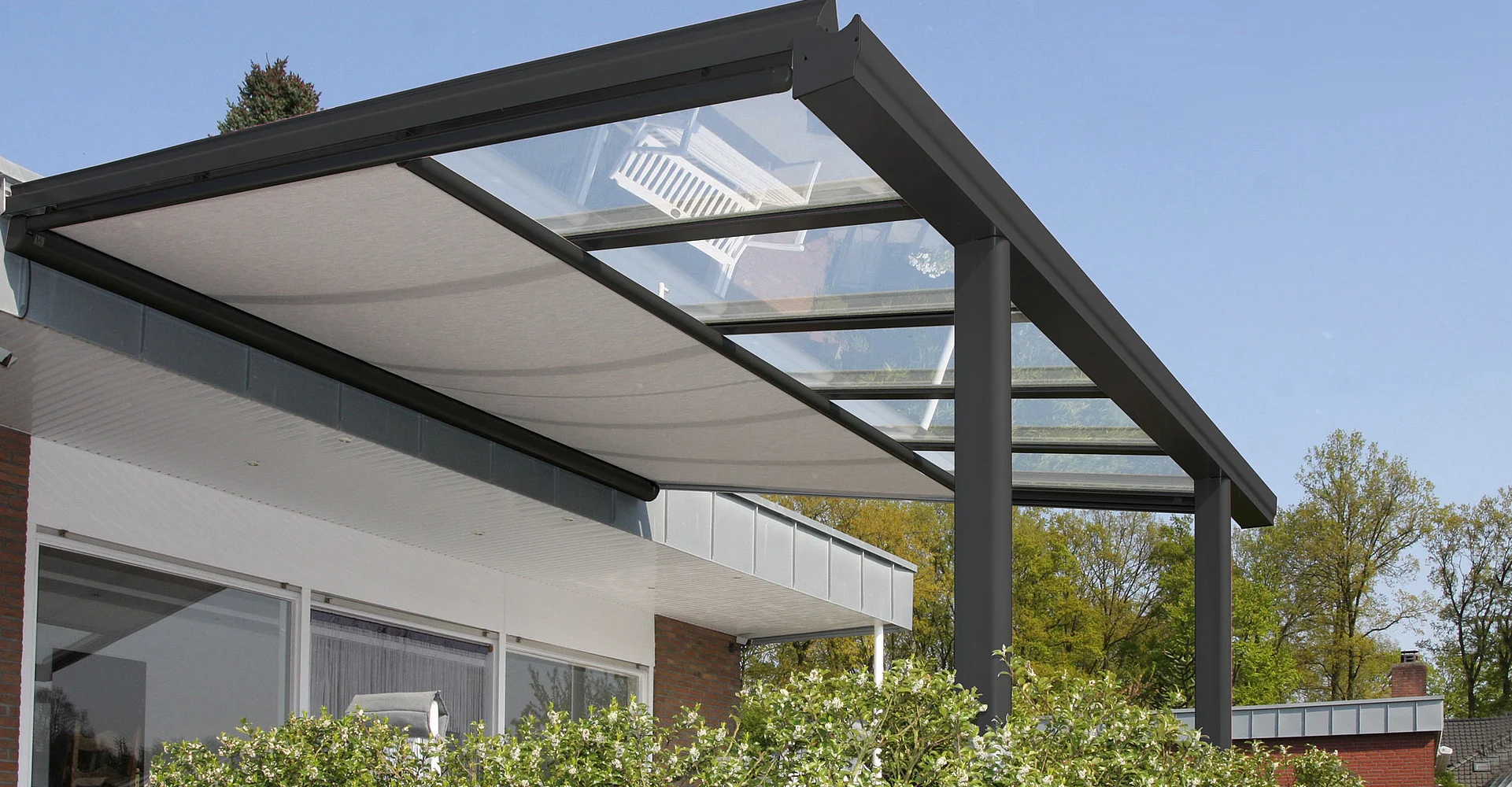 Alu-Terrassendach mit Glas vor einem Haus