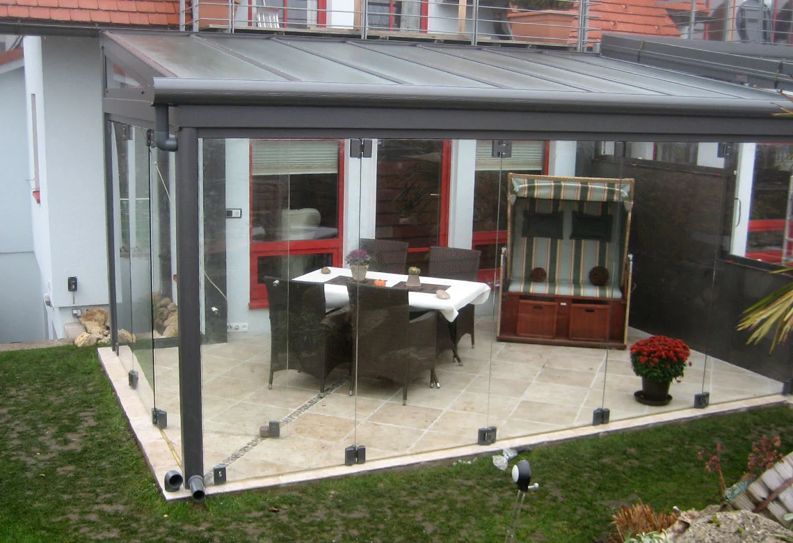 Terrassendach mit Glaswänden und Essplatz
