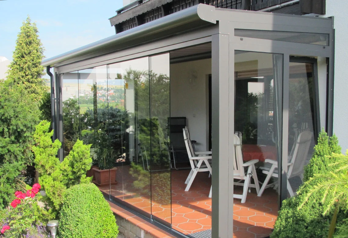 Terrassendach mit Schiebewänden aus Glas