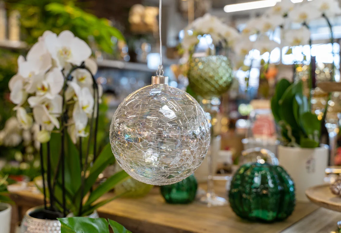 Orchideen und Glaskugeln in der Dekoabteilung