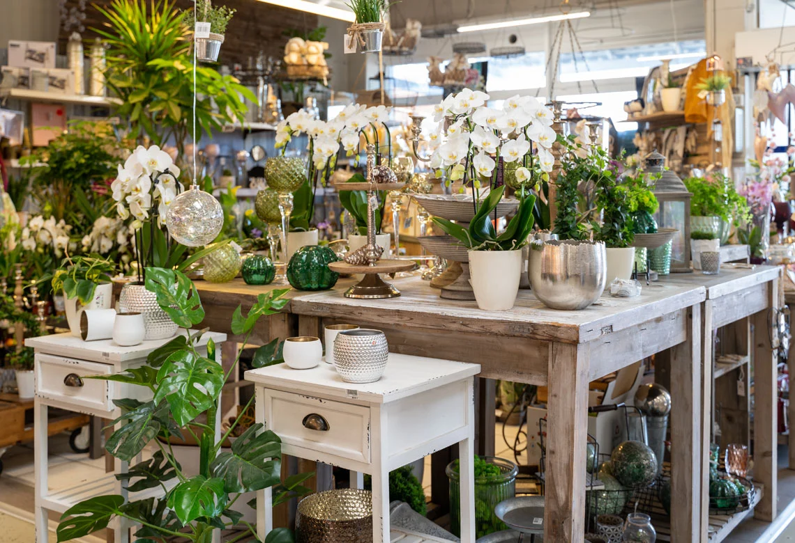 Tische mit Orchideen und Dekoration in der Dekoabteilung