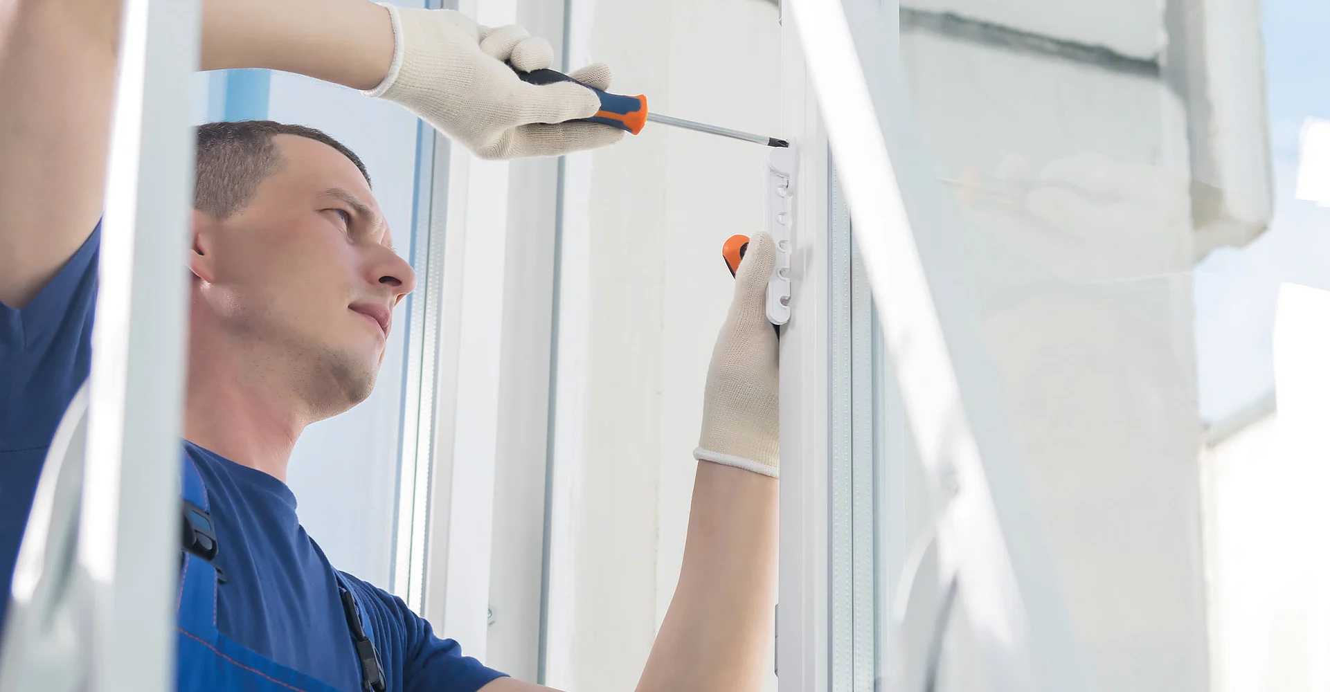 Monteur baut ein Fenster ein