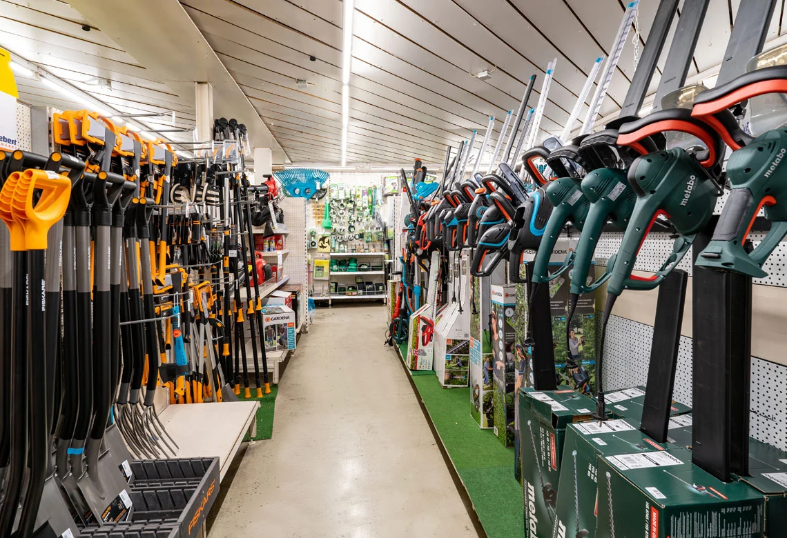 Gang mit Gartengeräten im Baumarkt
