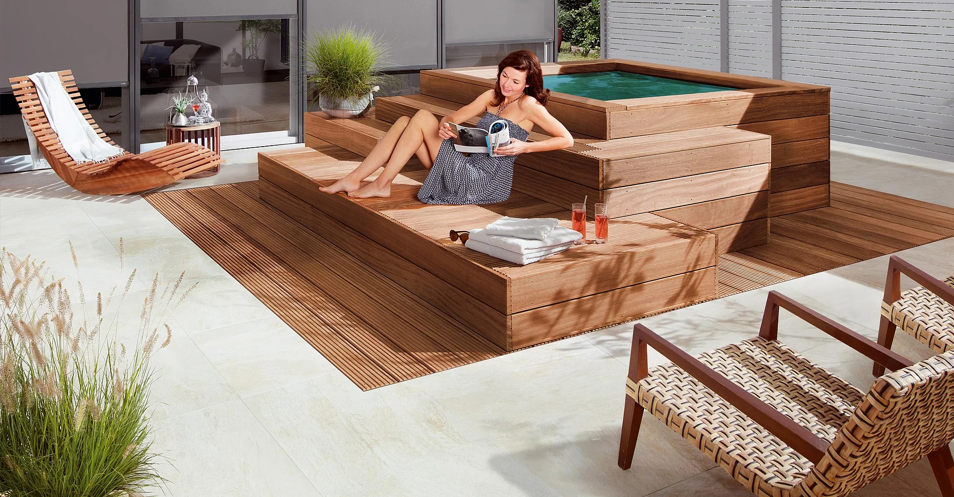 Terrasse mit Holzdeck, Liegen und Whirlpool