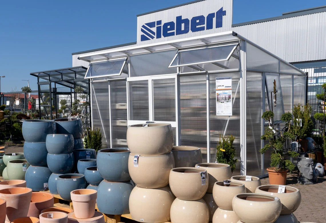 Gewächshaus mit Übertöpfen vor dem Siebert Markt