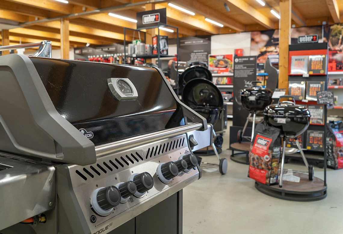 Gasgrills in der Grillausstellung des Baumarkts