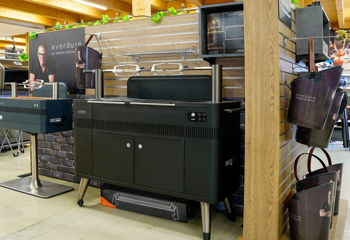 Outdoorküche von Everdure in der Grillabteilung