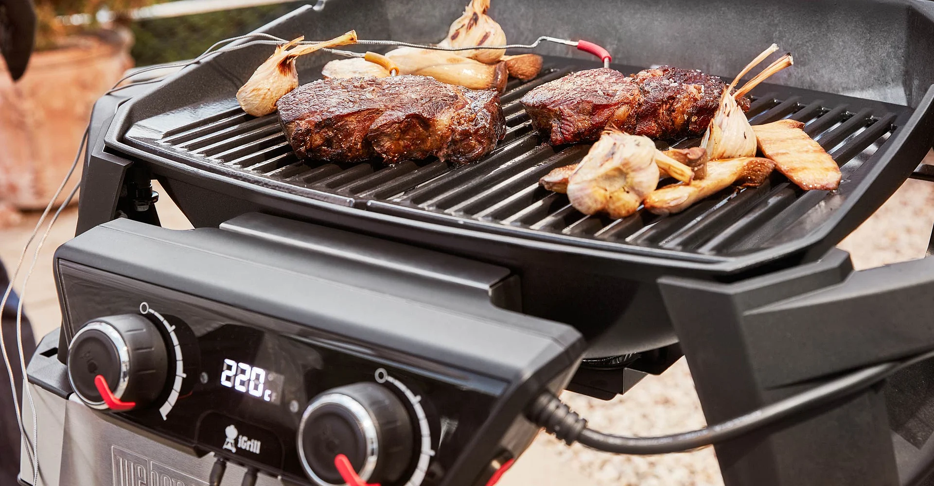 Elektrogrill mit Grillgut und Bedienknöpfen