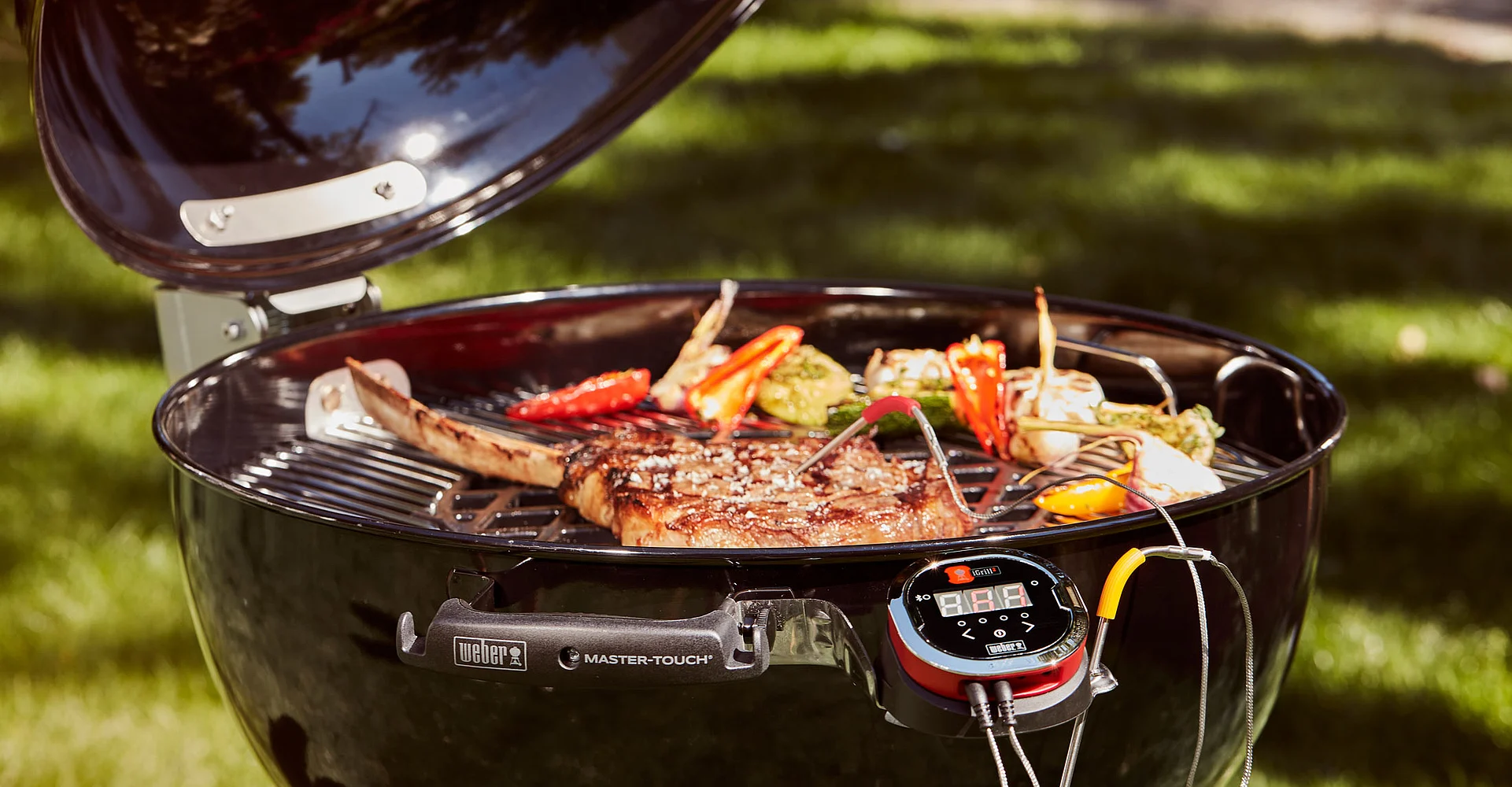 Kugelgrill mit Steak und Thermometer