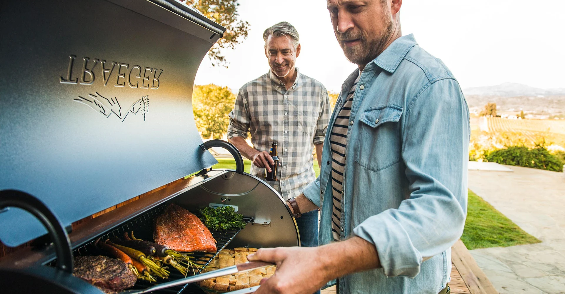 Freunde am Pelletgrill im Garten