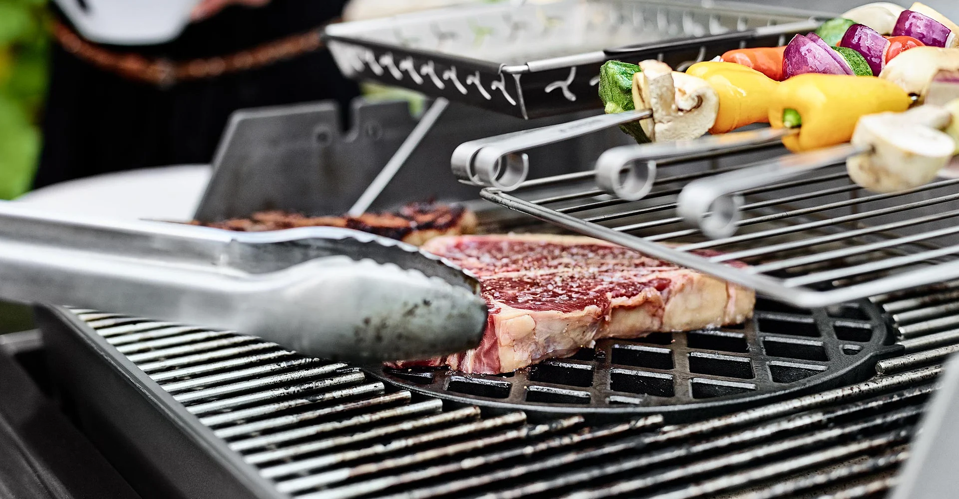 Steak und Gemüse auf dem Grillrost