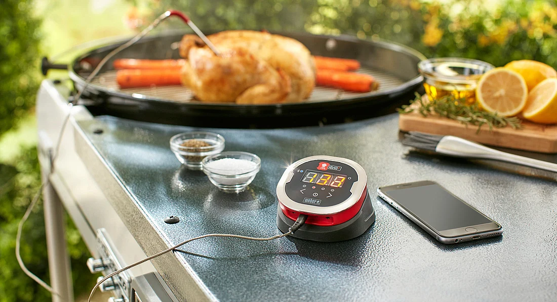Grillhähnchen in der Pfanne mit Grillthermometer