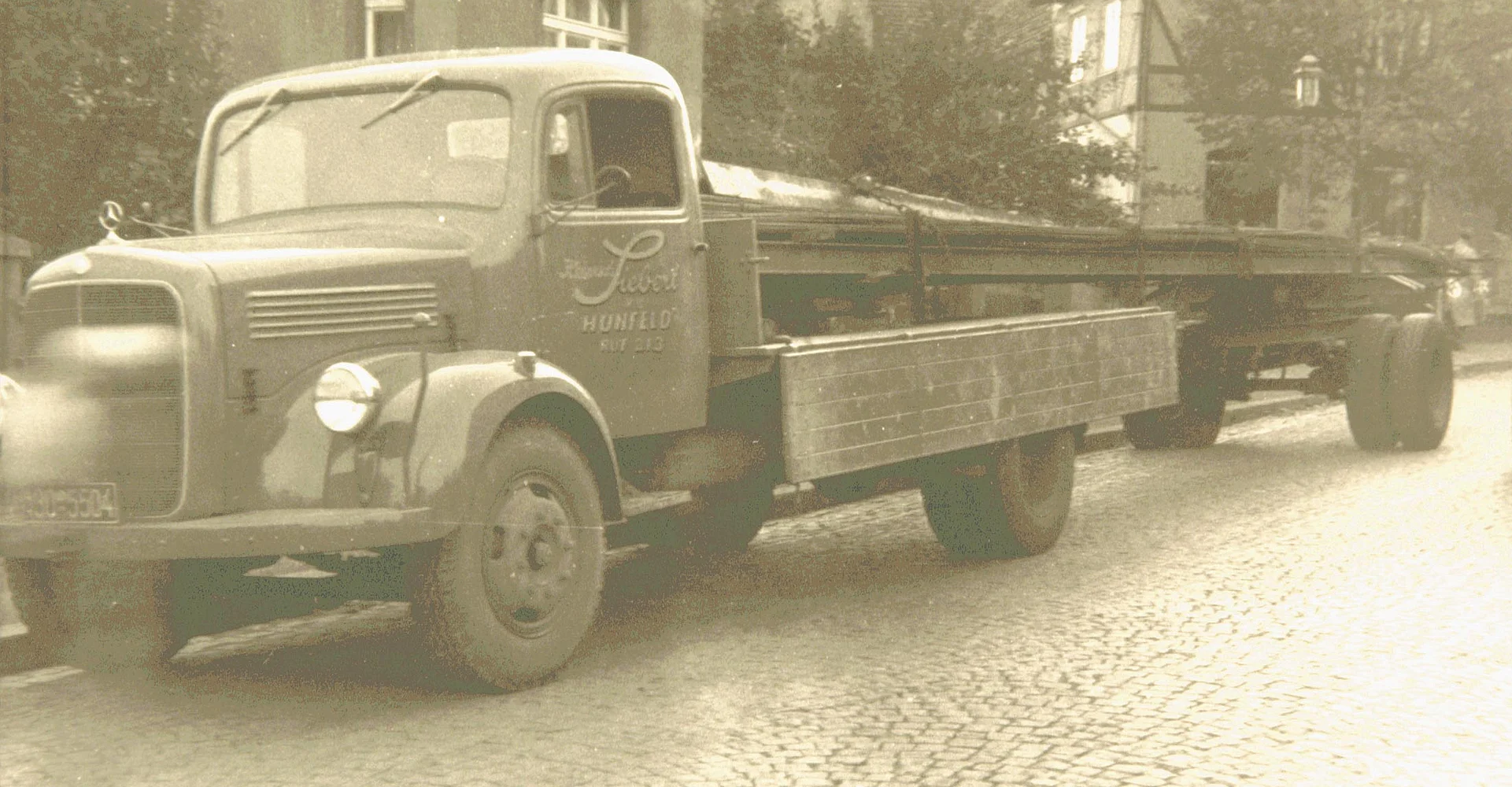 Alter Siebert Lkw mit Pritsche in Sepia