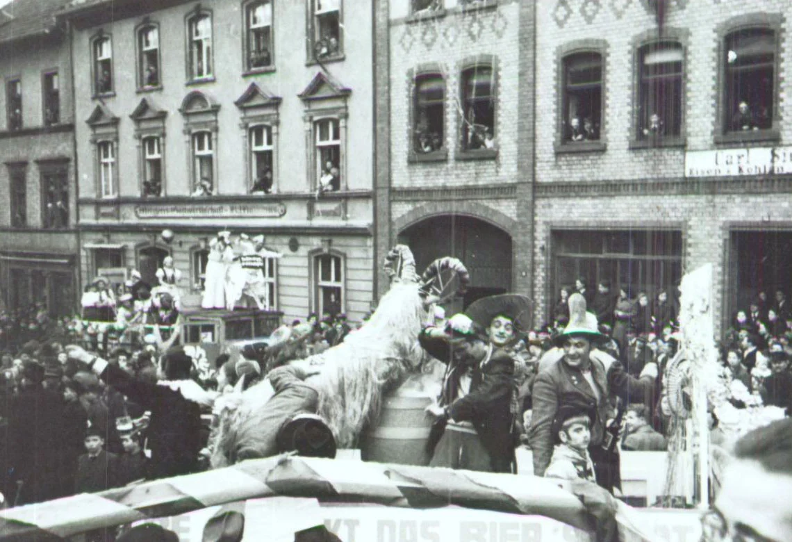 Konzert auf dem Rathausplatz 1953, im Hintergrund das Geschäftshaus Carl Siebert