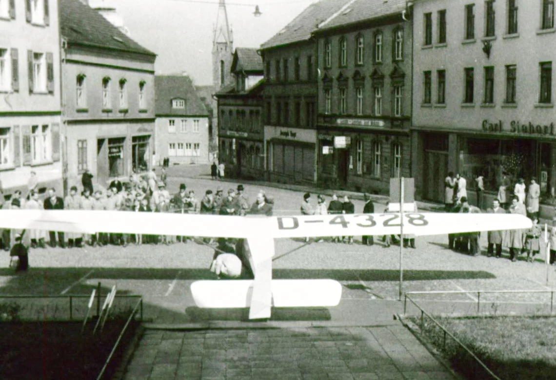 Einweihung des ersten Segelflugzeugs der Flugsportgruppe Hünfeld 1955 vor dem Geschäftshaus Carl Siebert