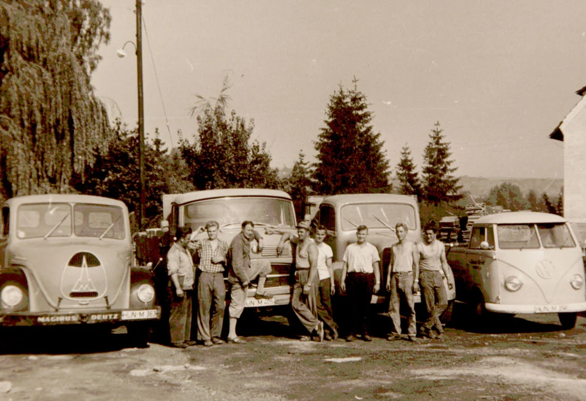Lkw und Mitarbeiter der Firma Siebert Ende der 60er Jahre