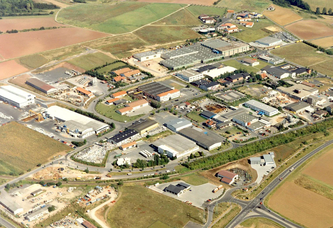 Luftbild des Industriegebiets Hünfeld Nord mit dem Siebert Baumarkt, 1990