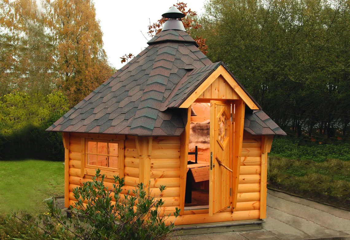 Grillkota aus Holz im Garten