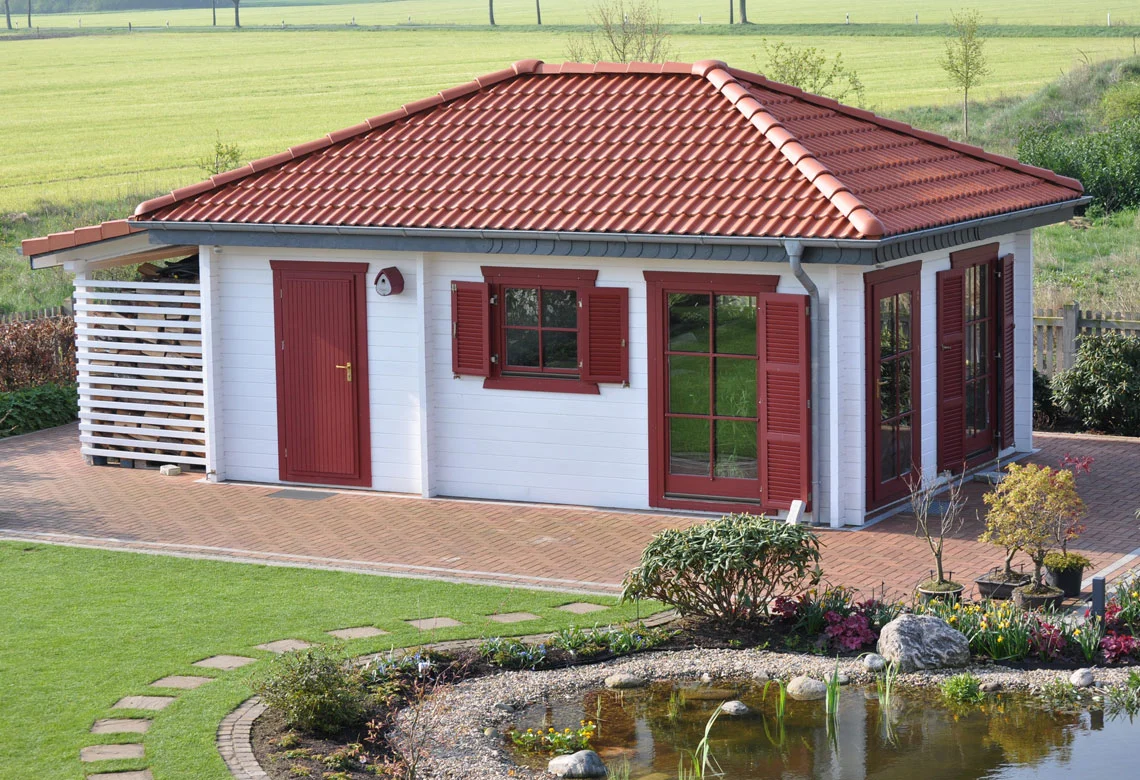 Gartenhaus mit Walmdach und roten Fensterläden