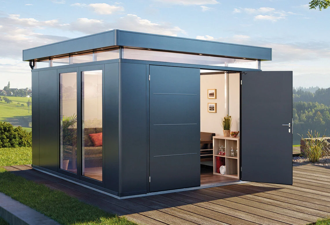 Modernes Gartenhaus mit Flachdach und Glasfront
