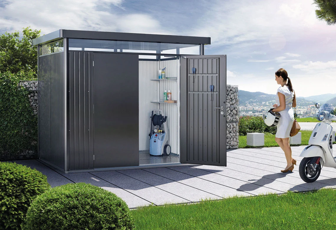 Gerätehaus aus Metall mit offener Tür