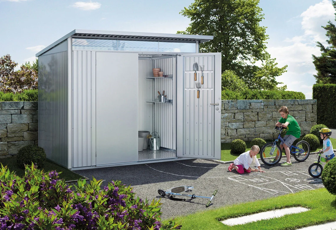 Gerätehaus aus Metall mit Fahrrädern davor