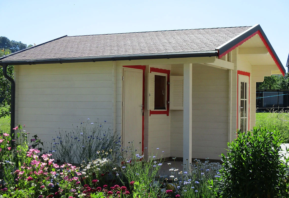Kleines Gartenhaus aus Holz mit Vordach