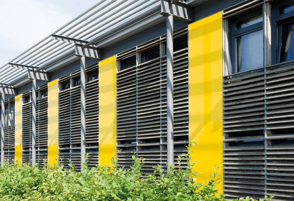 Fassade mit gelben HPL-Elementen