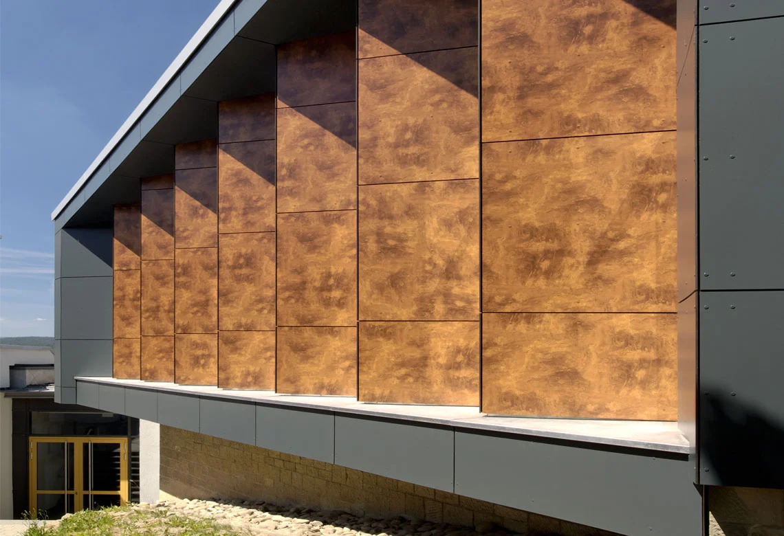 HPL-Platten in Rostoptik an einer Fassade