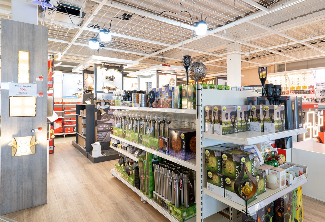 Gang mit Leuchten, Deko und Haushaltswaren im Baumarkt