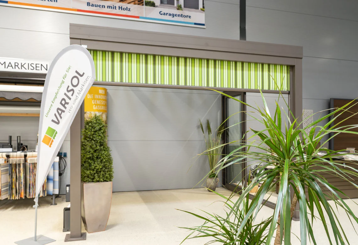 Markise mit Pflanzen in der Ausstellung