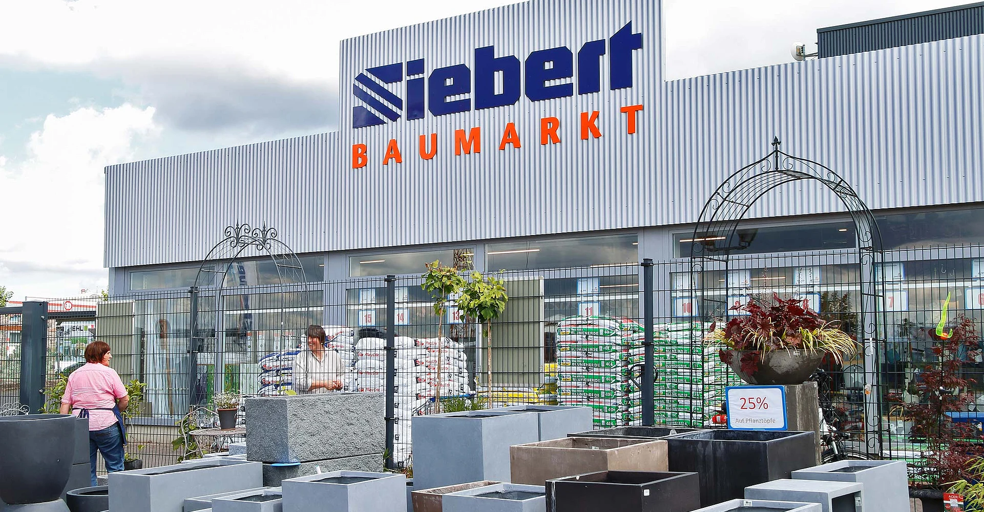 Eingang des Siebert Baumarkts mit Gartenausstellung davor