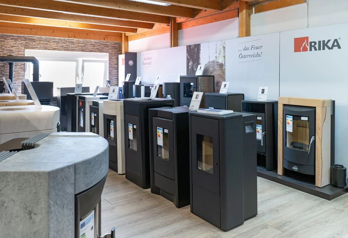 Öfen und Steinsockel in der Ofenausstellung
