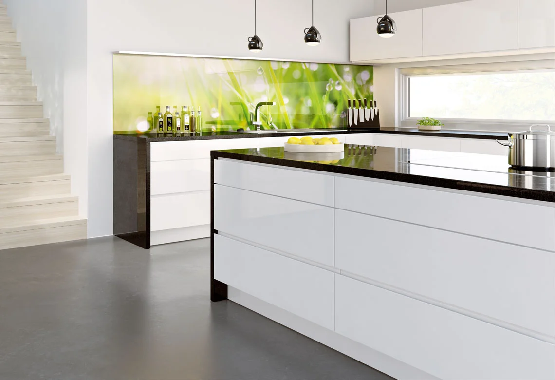 Weiße Kücheninsel mit Glasrückwand