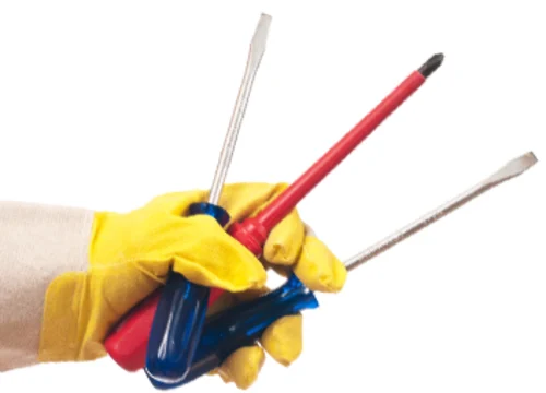 Hand im Arbeitshandschuh mit Schraubendrehern