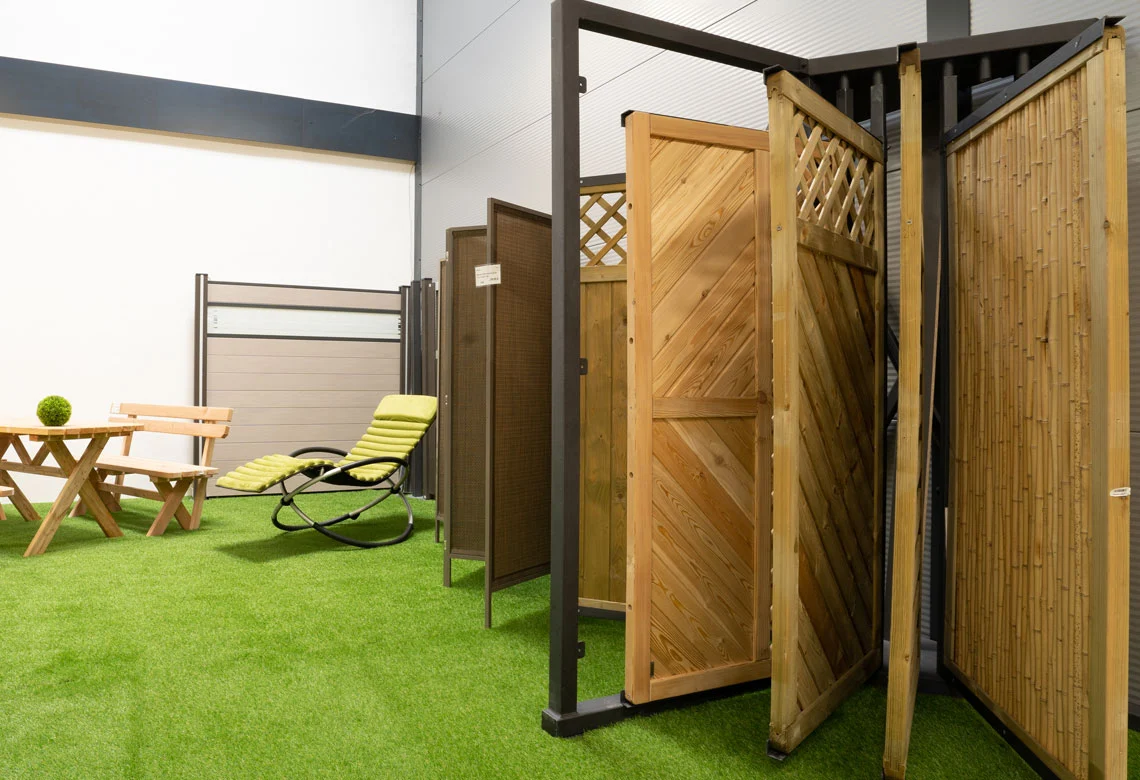 Holztore und Sichtschutz in der Ausstellung