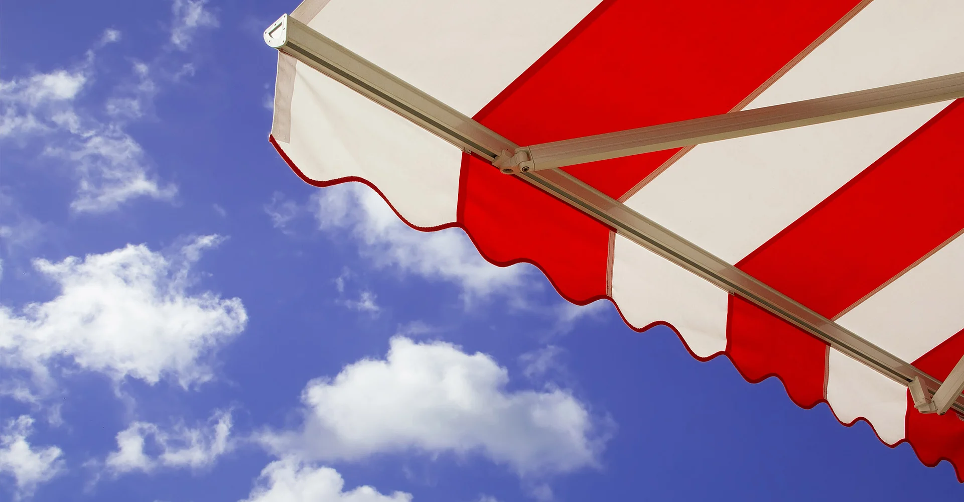 Rot-weiße Markise vor blauem Himmel