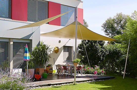 Sonnensegel über einer Terrasse